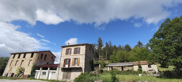 Domaine unique avec Moulin et 17 hectares à Barrème
