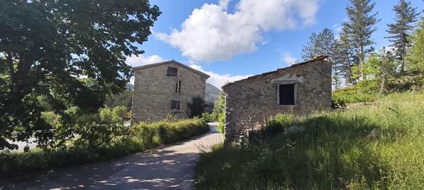 Domaine unique avec Moulin et 17 hectares à Barrème