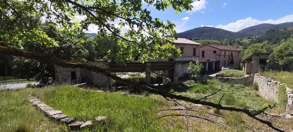 Domaine unique avec Moulin et 17 hectares à Barrème