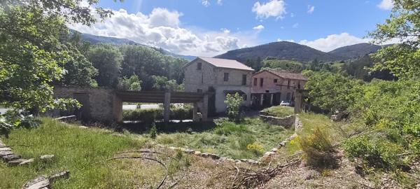 Domaine unique avec Moulin et 17 hectares à Barrème
