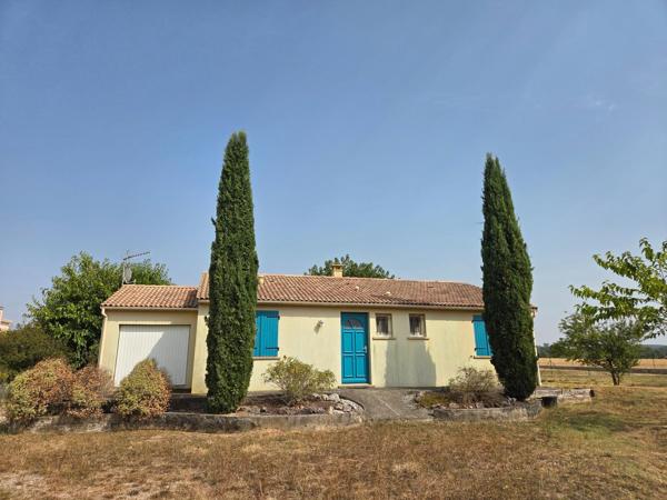 Jolie maison sur un terrain spacieux et calme.