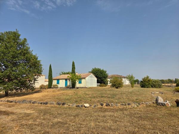 Jolie maison sur un terrain spacieux et calme.