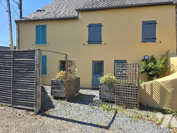 LAILLE, proche de la 4 voies, un petit immeuble rénovée et divisée en 3 logements indépendants.