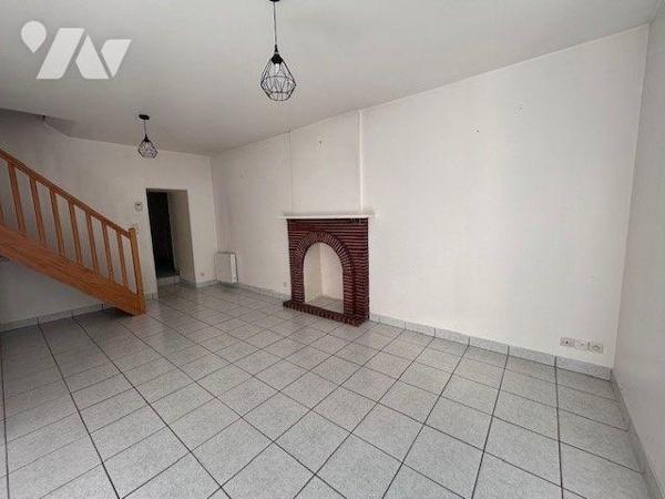 Idéalement située au c?ur de TINTENIAC, à découvrir une maison composée : 
- Au rez-de-chaussé...