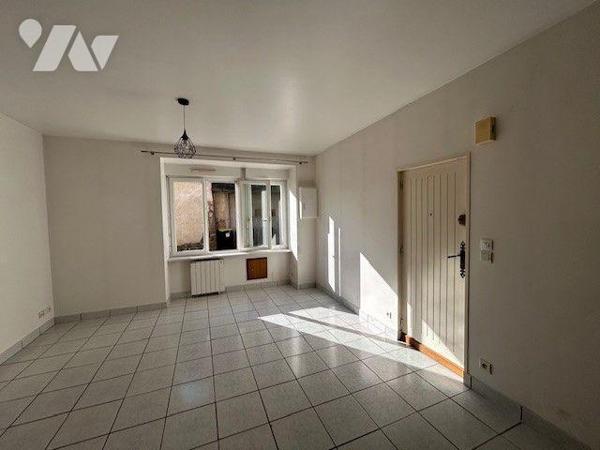 Idéalement située au c?ur de TINTENIAC, à découvrir une maison composée : 
- Au rez-de-chaussé...