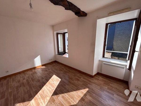 Idéalement située au c?ur de TINTENIAC, à découvrir une maison composée : 
- Au rez-de-chaussé...