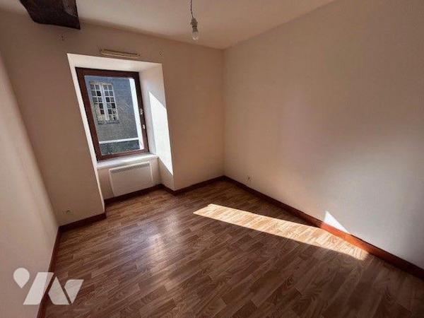 Idéalement située au c?ur de TINTENIAC, à découvrir une maison composée : 
- Au rez-de-chaussé...