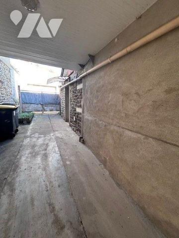 Idéalement située au c?ur de TINTENIAC, à découvrir une maison composée : 
- Au rez-de-chaussé...