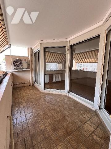 T3 climatisé de 75 m² avec beau balcon au coeur des Gratte-Ciel.