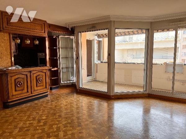 T3 climatisé de 75 m² avec beau balcon au coeur des Gratte-Ciel.