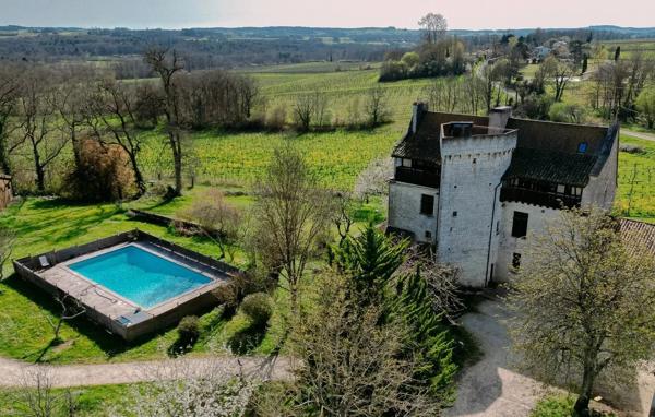 Maison forte médiévale avec vignoble biodynamique