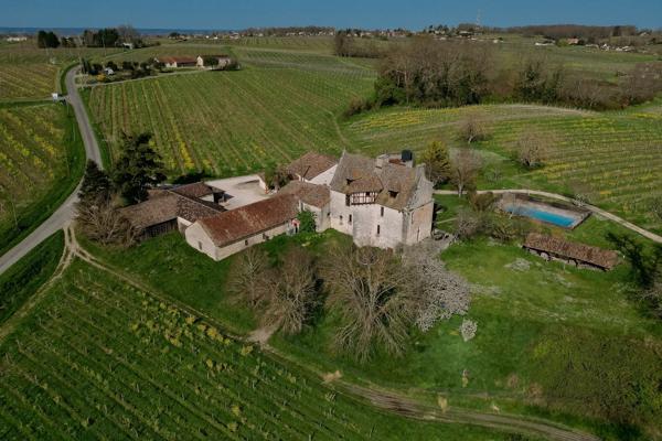 Maison forte médiévale avec vignoble biodynamique