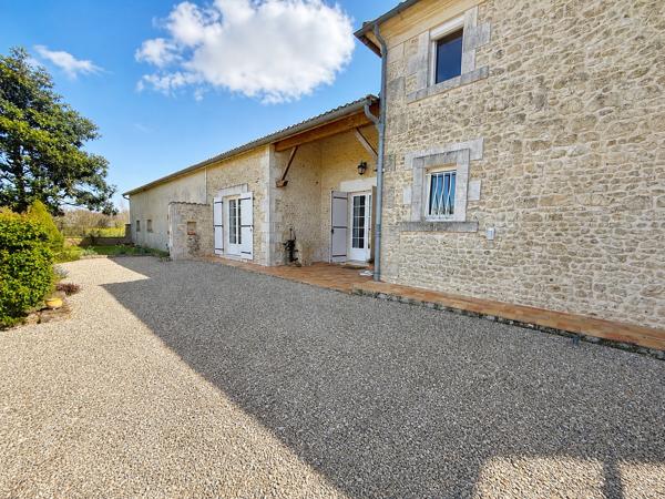 PROPRIÉTÉ DE CARACTÈRE EN PIERRE – DOMAINE FAMILIAL, ÉQUESTRE OU TOURISTIQUE