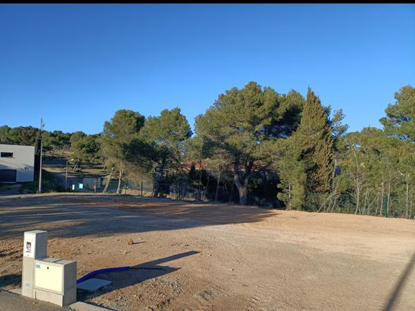 Lézignan-Corbières (11200) Dernier terrain constructible et viabilisé dans le quartier de la pinède à Lézignan-Corbières