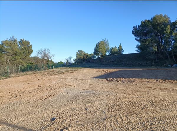 Lézignan-Corbières (11200) Dernier terrain constructible et viabilisé dans le quartier de la pinède à Lézignan-Corbières