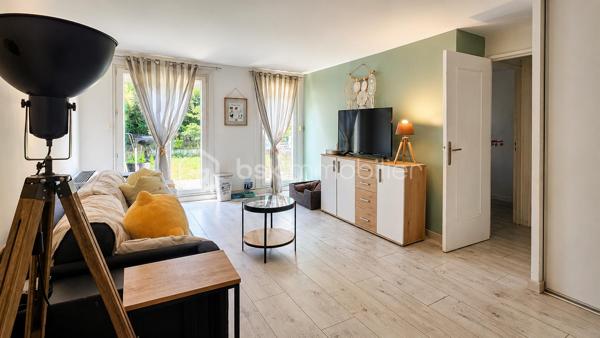 EXCLUSIVITE’ : Superbe F3/F4 avec JARDIN et BOX à Torcy au cœur du  « Clos » 
Soyez curieux et venez découvrir ce bel appartement de 69 m², idéalement situé dans un quartier calme et familial. 
Il comprend une spacieuse entrée indépendante, une cuisine ouverte sur une salle à mange et une chambre.
au niveau bas, un salon, une salle d’eau, un wc indépendant et une chambre.

Situé à proximité des commerces, des services, Ecoles et avec un arrêt de bus à quelques minutes, ce bien est parfait pour une vie confortable et pratique.

Le diagnostic est en E, fenêtres avec double vitrage et volets électriques, chaudière individuelle.