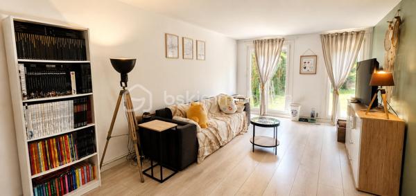 EXCLUSIVITE’ : Superbe F3/F4 avec JARDIN et BOX à Torcy au cœur du  « Clos » 
Soyez curieux et venez découvrir ce bel appartement de 69 m², idéalement situé dans un quartier calme et familial. 
Il comprend une spacieuse entrée indépendante, une cuisine ouverte sur une salle à mange et une chambre.
au niveau bas, un salon, une salle d’eau, un wc indépendant et une chambre.

Situé à proximité des commerces, des services, Ecoles et avec un arrêt de bus à quelques minutes, ce bien est parfait pour une vie confortable et pratique.

Le diagnostic est en E, fenêtres avec double vitrage et volets électriques, chaudière individuelle.