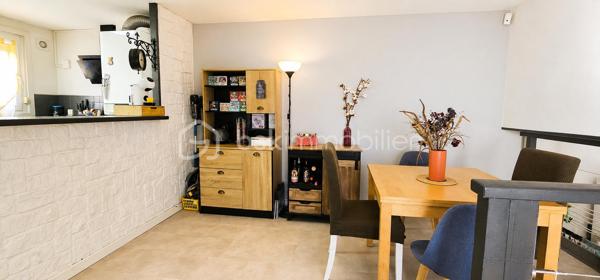 EXCLUSIVITE’ : Superbe F3/F4 avec JARDIN et BOX à Torcy au cœur du  « Clos » 
Soyez curieux et venez découvrir ce bel appartement de 69 m², idéalement situé dans un quartier calme et familial. 
Il comprend une spacieuse entrée indépendante, une cuisine ouverte sur une salle à mange et une chambre.
au niveau bas, un salon, une salle d’eau, un wc indépendant et une chambre.

Situé à proximité des commerces, des services, Ecoles et avec un arrêt de bus à quelques minutes, ce bien est parfait pour une vie confortable et pratique.

Le diagnostic est en E, fenêtres avec double vitrage et volets électriques, chaudière individuelle.