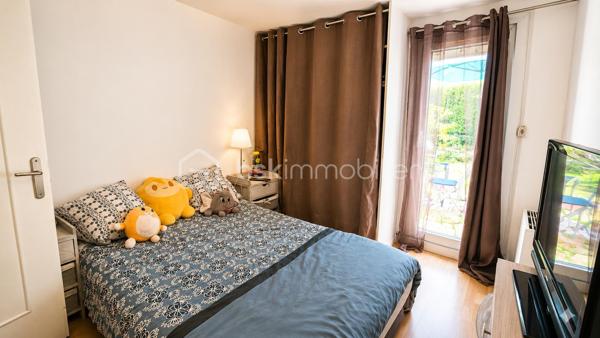 EXCLUSIVITE’ : Superbe F3/F4 avec JARDIN et BOX à Torcy au cœur du  « Clos » 
Soyez curieux et venez découvrir ce bel appartement de 69 m², idéalement situé dans un quartier calme et familial. 
Il comprend une spacieuse entrée indépendante, une cuisine ouverte sur une salle à mange et une chambre.
au niveau bas, un salon, une salle d’eau, un wc indépendant et une chambre.

Situé à proximité des commerces, des services, Ecoles et avec un arrêt de bus à quelques minutes, ce bien est parfait pour une vie confortable et pratique.

Le diagnostic est en E, fenêtres avec double vitrage et volets électriques, chaudière individuelle.