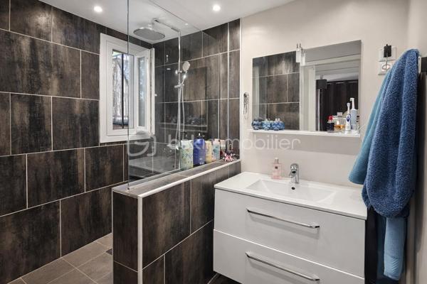 EXCLUSIVITE’ : Superbe F3/F4 avec JARDIN et BOX à Torcy au cœur du  « Clos » 
Soyez curieux et venez découvrir ce bel appartement de 69 m², idéalement situé dans un quartier calme et familial. 
Il comprend une spacieuse entrée indépendante, une cuisine ouverte sur une salle à mange et une chambre.
au niveau bas, un salon, une salle d’eau, un wc indépendant et une chambre.

Situé à proximité des commerces, des services, Ecoles et avec un arrêt de bus à quelques minutes, ce bien est parfait pour une vie confortable et pratique.

Le diagnostic est en E, fenêtres avec double vitrage et volets électriques, chaudière individuelle.