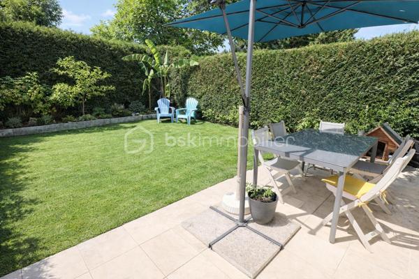 EXCLUSIVITE’ : Superbe F3/F4 avec JARDIN et BOX à Torcy au cœur du  « Clos » 
Soyez curieux et venez découvrir ce bel appartement de 69 m², idéalement situé dans un quartier calme et familial. 
Il comprend une spacieuse entrée indépendante, une cuisine ouverte sur une salle à mange et une chambre.
au niveau bas, un salon, une salle d’eau, un wc indépendant et une chambre.

Situé à proximité des commerces, des services, Ecoles et avec un arrêt de bus à quelques minutes, ce bien est parfait pour une vie confortable et pratique.

Le diagnostic est en E, fenêtres avec double vitrage et volets électriques, chaudière individuelle.
