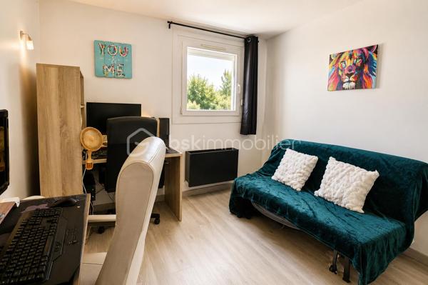 EXCLUSIVITE’ : Superbe F3/F4 avec JARDIN et BOX à Torcy au cœur du  « Clos » 
Soyez curieux et venez découvrir ce bel appartement de 69 m², idéalement situé dans un quartier calme et familial. 
Il comprend une spacieuse entrée indépendante, une cuisine ouverte sur une salle à mange et une chambre.
au niveau bas, un salon, une salle d’eau, un wc indépendant et une chambre.

Situé à proximité des commerces, des services, Ecoles et avec un arrêt de bus à quelques minutes, ce bien est parfait pour une vie confortable et pratique.

Le diagnostic est en E, fenêtres avec double vitrage et volets électriques, chaudière individuelle.
