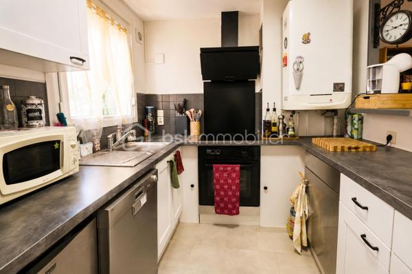 EXCLUSIVITE’ : Superbe F3/F4 avec JARDIN et BOX à Torcy au cœur du  « Clos » 
Soyez curieux et venez découvrir ce bel appartement de 69 m², idéalement situé dans un quartier calme et familial. 
Il comprend une spacieuse entrée indépendante, une cuisine ouverte sur une salle à mange et une chambre.
au niveau bas, un salon, une salle d’eau, un wc indépendant et une chambre.

Situé à proximité des commerces, des services, Ecoles et avec un arrêt de bus à quelques minutes, ce bien est parfait pour une vie confortable et pratique.

Le diagnostic est en E, fenêtres avec double vitrage et volets électriques, chaudière individuelle.