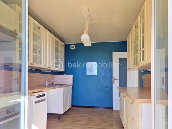 Venez découvrir cet appartement  situé au 4ème et dernier étage sans ascenseur, dans la résidence recherchée " Chanteclair ",  calme et sécurisée.
Proche de toutes commodités: écoles, commerces, clinique, gare Vaires / Torcy à 15 minutes à pied.
Il se compose d'une entrée, d'un salon LUMINEUX, une grande cuisine entièrement aménagée et équipée donnant sur un balcon, de trois chambres, un grand dressing aménagé, une salle de bain et un WC séparé.
Un emplacement de parking.
Une cave en sous-sol.
*Charges comprenant l'eau et chauffage inclus.
* Ravalement récent

Les atouts:
- Très Lumineux avec une belle vue arborée, sans aucun vis à vis.
- Une cave + un emplacement de parking,
- Résidence calme et sécurisée,
- De nombreux rangements,
- Aucun travaux à prévoir,
- Ravalement récent.
***Accordez-vous une simple visite et laissez-vous charmer !