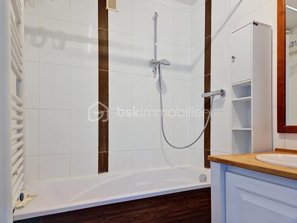 Venez découvrir cet appartement  situé au 4ème et dernier étage sans ascenseur, dans la résidence recherchée " Chanteclair ",  calme et sécurisée.
Proche de toutes commodités: écoles, commerces, clinique, gare Vaires / Torcy à 15 minutes à pied.
Il se compose d'une entrée, d'un salon LUMINEUX, une grande cuisine entièrement aménagée et équipée donnant sur un balcon, de trois chambres, un grand dressing aménagé, une salle de bain et un WC séparé.
Un emplacement de parking.
Une cave en sous-sol.
*Charges comprenant l'eau et chauffage inclus.
* Ravalement récent

Les atouts:
- Très Lumineux avec une belle vue arborée, sans aucun vis à vis.
- Une cave + un emplacement de parking,
- Résidence calme et sécurisée,
- De nombreux rangements,
- Aucun travaux à prévoir,
- Ravalement récent.
***Accordez-vous une simple visite et laissez-vous charmer !