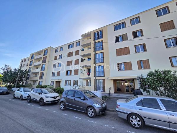 Venez découvrir cet appartement  situé au 4ème et dernier étage sans ascenseur, dans la résidence recherchée " Chanteclair ",  calme et sécurisée.
Proche de toutes commodités: écoles, commerces, clinique, gare Vaires / Torcy à 15 minutes à pied.
Il se compose d'une entrée, d'un salon LUMINEUX, une grande cuisine entièrement aménagée et équipée donnant sur un balcon, de trois chambres, un grand dressing aménagé, une salle de bain et un WC séparé.
Un emplacement de parking.
Une cave en sous-sol.
*Charges comprenant l'eau et chauffage inclus.
* Ravalement récent

Les atouts:
- Très Lumineux avec une belle vue arborée, sans aucun vis à vis.
- Une cave + un emplacement de parking,
- Résidence calme et sécurisée,
- De nombreux rangements,
- Aucun travaux à prévoir,
- Ravalement récent.
***Accordez-vous une simple visite et laissez-vous charmer !