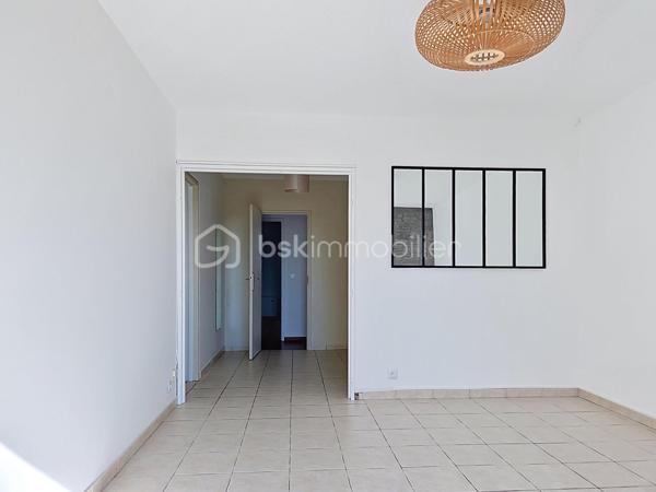 Venez découvrir cet appartement  situé au 4ème et dernier étage sans ascenseur, dans la résidence recherchée " Chanteclair ",  calme et sécurisée.
Proche de toutes commodités: écoles, commerces, clinique, gare Vaires / Torcy à 15 minutes à pied.
Il se compose d'une entrée, d'un salon LUMINEUX, une grande cuisine entièrement aménagée et équipée donnant sur un balcon, de trois chambres, un grand dressing aménagé, une salle de bain et un WC séparé.
Un emplacement de parking.
Une cave en sous-sol.
*Charges comprenant l'eau et chauffage inclus.
* Ravalement récent

Les atouts:
- Très Lumineux avec une belle vue arborée, sans aucun vis à vis.
- Une cave + un emplacement de parking,
- Résidence calme et sécurisée,
- De nombreux rangements,
- Aucun travaux à prévoir,
- Ravalement récent.
***Accordez-vous une simple visite et laissez-vous charmer !
