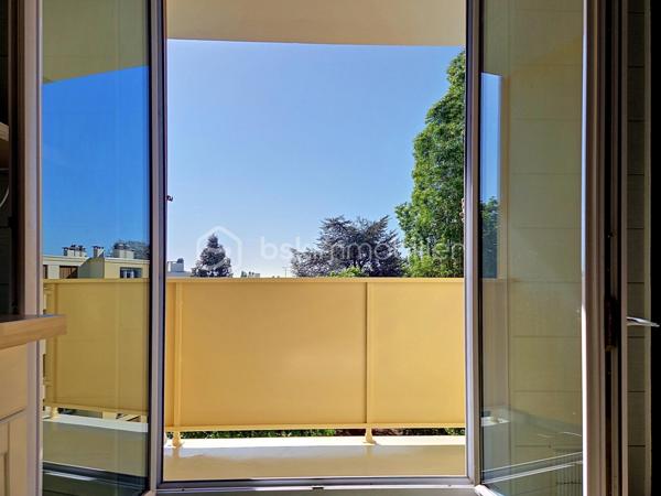 Venez découvrir cet appartement  situé au 4ème et dernier étage sans ascenseur, dans la résidence recherchée " Chanteclair ",  calme et sécurisée.
Proche de toutes commodités: écoles, commerces, clinique, gare Vaires / Torcy à 15 minutes à pied.
Il se compose d'une entrée, d'un salon LUMINEUX, une grande cuisine entièrement aménagée et équipée donnant sur un balcon, de trois chambres, un grand dressing aménagé, une salle de bain et un WC séparé.
Un emplacement de parking.
Une cave en sous-sol.
*Charges comprenant l'eau et chauffage inclus.
* Ravalement récent

Les atouts:
- Très Lumineux avec une belle vue arborée, sans aucun vis à vis.
- Une cave + un emplacement de parking,
- Résidence calme et sécurisée,
- De nombreux rangements,
- Aucun travaux à prévoir,
- Ravalement récent.
***Accordez-vous une simple visite et laissez-vous charmer !
