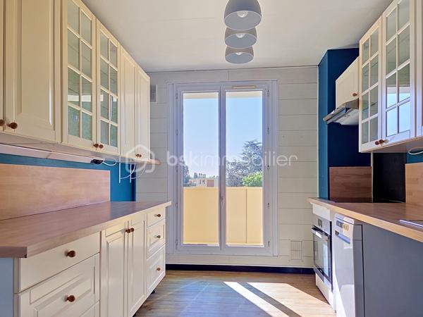 Venez découvrir cet appartement  situé au 4ème et dernier étage sans ascenseur, dans la résidence recherchée " Chanteclair ",  calme et sécurisée.
Proche de toutes commodités: écoles, commerces, clinique, gare Vaires / Torcy à 15 minutes à pied.
Il se compose d'une entrée, d'un salon LUMINEUX, une grande cuisine entièrement aménagée et équipée donnant sur un balcon, de trois chambres, un grand dressing aménagé, une salle de bain et un WC séparé.
Un emplacement de parking.
Une cave en sous-sol.
*Charges comprenant l'eau et chauffage inclus.
* Ravalement récent

Les atouts:
- Très Lumineux avec une belle vue arborée, sans aucun vis à vis.
- Une cave + un emplacement de parking,
- Résidence calme et sécurisée,
- De nombreux rangements,
- Aucun travaux à prévoir,
- Ravalement récent.
***Accordez-vous une simple visite et laissez-vous charmer !