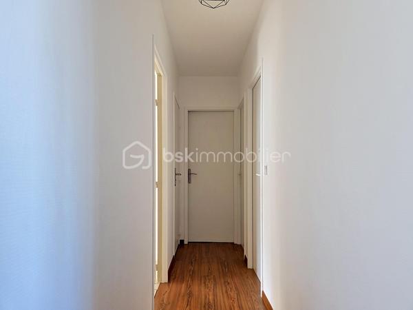 Venez découvrir cet appartement  situé au 4ème et dernier étage sans ascenseur, dans la résidence recherchée " Chanteclair ",  calme et sécurisée.
Proche de toutes commodités: écoles, commerces, clinique, gare Vaires / Torcy à 15 minutes à pied.
Il se compose d'une entrée, d'un salon LUMINEUX, une grande cuisine entièrement aménagée et équipée donnant sur un balcon, de trois chambres, un grand dressing aménagé, une salle de bain et un WC séparé.
Un emplacement de parking.
Une cave en sous-sol.
*Charges comprenant l'eau et chauffage inclus.
* Ravalement récent

Les atouts:
- Très Lumineux avec une belle vue arborée, sans aucun vis à vis.
- Une cave + un emplacement de parking,
- Résidence calme et sécurisée,
- De nombreux rangements,
- Aucun travaux à prévoir,
- Ravalement récent.
***Accordez-vous une simple visite et laissez-vous charmer !