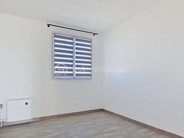 Venez découvrir cet appartement  situé au 4ème et dernier étage sans ascenseur, dans la résidence recherchée " Chanteclair ",  calme et sécurisée.
Proche de toutes commodités: écoles, commerces, clinique, gare Vaires / Torcy à 15 minutes à pied.
Il se compose d'une entrée, d'un salon LUMINEUX, une grande cuisine entièrement aménagée et équipée donnant sur un balcon, de trois chambres, un grand dressing aménagé, une salle de bain et un WC séparé.
Un emplacement de parking.
Une cave en sous-sol.
*Charges comprenant l'eau et chauffage inclus.
* Ravalement récent

Les atouts:
- Très Lumineux avec une belle vue arborée, sans aucun vis à vis.
- Une cave + un emplacement de parking,
- Résidence calme et sécurisée,
- De nombreux rangements,
- Aucun travaux à prévoir,
- Ravalement récent.
***Accordez-vous une simple visite et laissez-vous charmer !