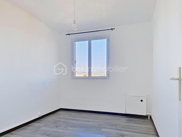 Venez découvrir cet appartement  situé au 4ème et dernier étage sans ascenseur, dans la résidence recherchée " Chanteclair ",  calme et sécurisée.
Proche de toutes commodités: écoles, commerces, clinique, gare Vaires / Torcy à 15 minutes à pied.
Il se compose d'une entrée, d'un salon LUMINEUX, une grande cuisine entièrement aménagée et équipée donnant sur un balcon, de trois chambres, un grand dressing aménagé, une salle de bain et un WC séparé.
Un emplacement de parking.
Une cave en sous-sol.
*Charges comprenant l'eau et chauffage inclus.
* Ravalement récent

Les atouts:
- Très Lumineux avec une belle vue arborée, sans aucun vis à vis.
- Une cave + un emplacement de parking,
- Résidence calme et sécurisée,
- De nombreux rangements,
- Aucun travaux à prévoir,
- Ravalement récent.
***Accordez-vous une simple visite et laissez-vous charmer !