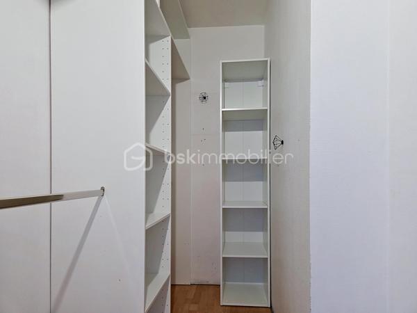 Venez découvrir cet appartement  situé au 4ème et dernier étage sans ascenseur, dans la résidence recherchée " Chanteclair ",  calme et sécurisée.
Proche de toutes commodités: écoles, commerces, clinique, gare Vaires / Torcy à 15 minutes à pied.
Il se compose d'une entrée, d'un salon LUMINEUX, une grande cuisine entièrement aménagée et équipée donnant sur un balcon, de trois chambres, un grand dressing aménagé, une salle de bain et un WC séparé.
Un emplacement de parking.
Une cave en sous-sol.
*Charges comprenant l'eau et chauffage inclus.
* Ravalement récent

Les atouts:
- Très Lumineux avec une belle vue arborée, sans aucun vis à vis.
- Une cave + un emplacement de parking,
- Résidence calme et sécurisée,
- De nombreux rangements,
- Aucun travaux à prévoir,
- Ravalement récent.
***Accordez-vous une simple visite et laissez-vous charmer !