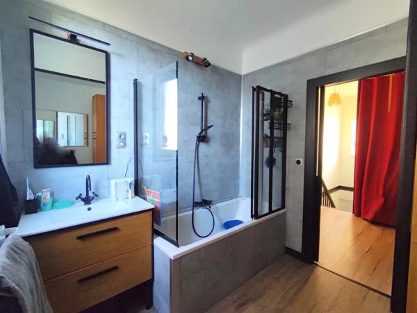 Jolie maison au calme et entièrement rénovée en 2020, à 05 minutes de Riom et 20 minutes de Clermont-Ferrand.