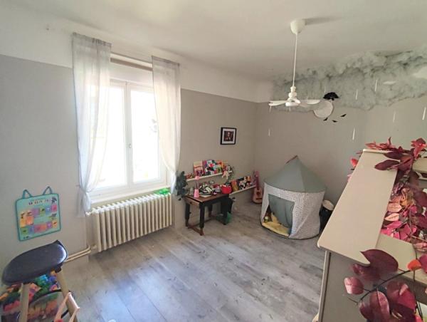 Jolie maison au calme et entièrement rénovée en 2020, à 05 minutes de Riom et 20 minutes de Clermont-Ferrand.