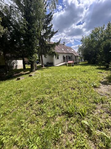 Venez découvrir cette charmante maison familiale de 110 m², située sur la commune de Claye-Souilly, offrant un cadre de vie agréable sans aucun vis-à-vis.
Elle se compose de 4 chambres, dont une au rez-de-chaussée avec salle d’eau, idéale pour une vie de plain-pied ou recevoir famille et amis. Vous profiterez également d’un grand garage ainsi que d’une vaste allée goudronnée permettant de stationner plusieurs véhicules.
Édifiée sur un magnifique terrain de 968 m², cette maison saura séduire les familles en quête d’espace, de confort et de tranquillité.
Une maison où il fait bon vivre… À visiter sans tarder ! ✨🏡