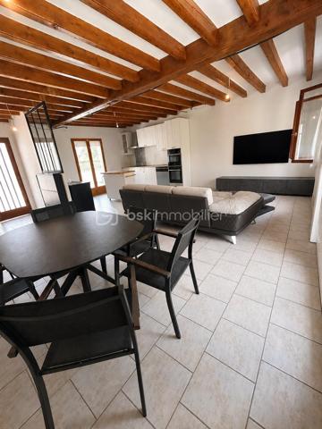 Venez découvrir cette charmante maison familiale de 110 m², située sur la commune de Claye-Souilly, offrant un cadre de vie agréable sans aucun vis-à-vis.
Elle se compose de 4 chambres, dont une au rez-de-chaussée avec salle d’eau, idéale pour une vie de plain-pied ou recevoir famille et amis. Vous profiterez également d’un grand garage ainsi que d’une vaste allée goudronnée permettant de stationner plusieurs véhicules.
Édifiée sur un magnifique terrain de 968 m², cette maison saura séduire les familles en quête d’espace, de confort et de tranquillité.
Une maison où il fait bon vivre… À visiter sans tarder ! ✨🏡