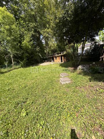 Venez découvrir cette charmante maison familiale de 110 m², située sur la commune de Claye-Souilly, offrant un cadre de vie agréable sans aucun vis-à-vis.
Elle se compose de 4 chambres, dont une au rez-de-chaussée avec salle d’eau, idéale pour une vie de plain-pied ou recevoir famille et amis. Vous profiterez également d’un grand garage ainsi que d’une vaste allée goudronnée permettant de stationner plusieurs véhicules.
Édifiée sur un magnifique terrain de 968 m², cette maison saura séduire les familles en quête d’espace, de confort et de tranquillité.
Une maison où il fait bon vivre… À visiter sans tarder ! ✨🏡