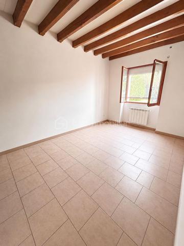 Venez découvrir cette charmante maison familiale de 110 m², située sur la commune de Claye-Souilly, offrant un cadre de vie agréable sans aucun vis-à-vis.
Elle se compose de 4 chambres, dont une au rez-de-chaussée avec salle d’eau, idéale pour une vie de plain-pied ou recevoir famille et amis. Vous profiterez également d’un grand garage ainsi que d’une vaste allée goudronnée permettant de stationner plusieurs véhicules.
Édifiée sur un magnifique terrain de 968 m², cette maison saura séduire les familles en quête d’espace, de confort et de tranquillité.
Une maison où il fait bon vivre… À visiter sans tarder ! ✨🏡