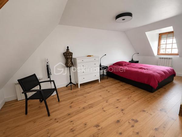 Venez découvrir cette charmante maison familiale de 110 m², située sur la commune de Claye-Souilly, offrant un cadre de vie agréable sans aucun vis-à-vis.
Elle se compose de 4 chambres, dont une au rez-de-chaussée avec salle d’eau, idéale pour une vie de plain-pied ou recevoir famille et amis. Vous profiterez également d’un grand garage ainsi que d’une vaste allée goudronnée permettant de stationner plusieurs véhicules.
Édifiée sur un magnifique terrain de 968 m², cette maison saura séduire les familles en quête d’espace, de confort et de tranquillité.
Une maison où il fait bon vivre… À visiter sans tarder ! ✨🏡