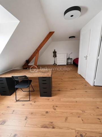 Venez découvrir cette charmante maison familiale de 110 m², située sur la commune de Claye-Souilly, offrant un cadre de vie agréable sans aucun vis-à-vis.
Elle se compose de 4 chambres, dont une au rez-de-chaussée avec salle d’eau, idéale pour une vie de plain-pied ou recevoir famille et amis. Vous profiterez également d’un grand garage ainsi que d’une vaste allée goudronnée permettant de stationner plusieurs véhicules.
Édifiée sur un magnifique terrain de 968 m², cette maison saura séduire les familles en quête d’espace, de confort et de tranquillité.
Une maison où il fait bon vivre… À visiter sans tarder ! ✨🏡