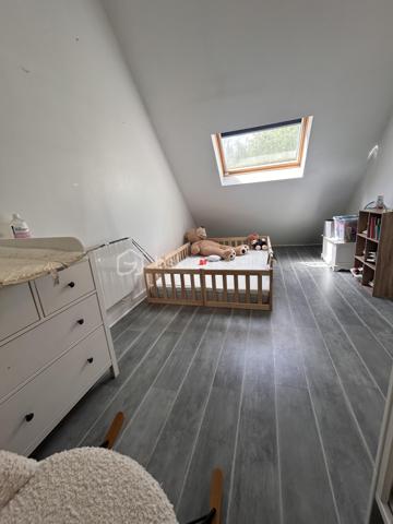 Venez découvrir cette charmante maison familiale de 110 m², située sur la commune de Claye-Souilly, offrant un cadre de vie agréable sans aucun vis-à-vis.
Elle se compose de 4 chambres, dont une au rez-de-chaussée avec salle d’eau, idéale pour une vie de plain-pied ou recevoir famille et amis. Vous profiterez également d’un grand garage ainsi que d’une vaste allée goudronnée permettant de stationner plusieurs véhicules.
Édifiée sur un magnifique terrain de 968 m², cette maison saura séduire les familles en quête d’espace, de confort et de tranquillité.
Une maison où il fait bon vivre… À visiter sans tarder ! ✨🏡