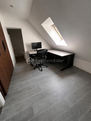 Venez découvrir cette charmante maison familiale de 110 m², située sur la commune de Claye-Souilly, offrant un cadre de vie agréable sans aucun vis-à-vis.
Elle se compose de 4 chambres, dont une au rez-de-chaussée avec salle d’eau, idéale pour une vie de plain-pied ou recevoir famille et amis. Vous profiterez également d’un grand garage ainsi que d’une vaste allée goudronnée permettant de stationner plusieurs véhicules.
Édifiée sur un magnifique terrain de 968 m², cette maison saura séduire les familles en quête d’espace, de confort et de tranquillité.
Une maison où il fait bon vivre… À visiter sans tarder ! ✨🏡