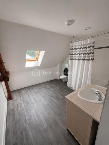 Venez découvrir cette charmante maison familiale de 110 m², située sur la commune de Claye-Souilly, offrant un cadre de vie agréable sans aucun vis-à-vis.
Elle se compose de 4 chambres, dont une au rez-de-chaussée avec salle d’eau, idéale pour une vie de plain-pied ou recevoir famille et amis. Vous profiterez également d’un grand garage ainsi que d’une vaste allée goudronnée permettant de stationner plusieurs véhicules.
Édifiée sur un magnifique terrain de 968 m², cette maison saura séduire les familles en quête d’espace, de confort et de tranquillité.
Une maison où il fait bon vivre… À visiter sans tarder ! ✨🏡