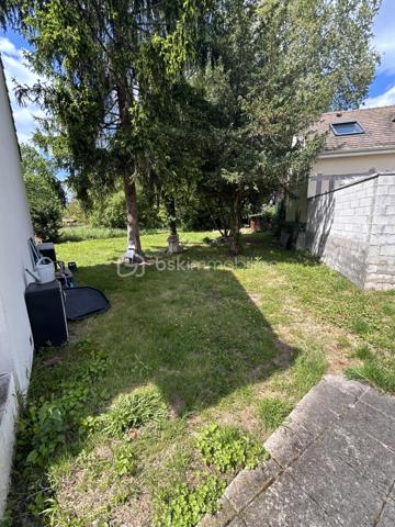 Venez découvrir cette charmante maison familiale de 110 m², située sur la commune de Claye-Souilly, offrant un cadre de vie agréable sans aucun vis-à-vis.
Elle se compose de 4 chambres, dont une au rez-de-chaussée avec salle d’eau, idéale pour une vie de plain-pied ou recevoir famille et amis. Vous profiterez également d’un grand garage ainsi que d’une vaste allée goudronnée permettant de stationner plusieurs véhicules.
Édifiée sur un magnifique terrain de 968 m², cette maison saura séduire les familles en quête d’espace, de confort et de tranquillité.
Une maison où il fait bon vivre… À visiter sans tarder ! ✨🏡