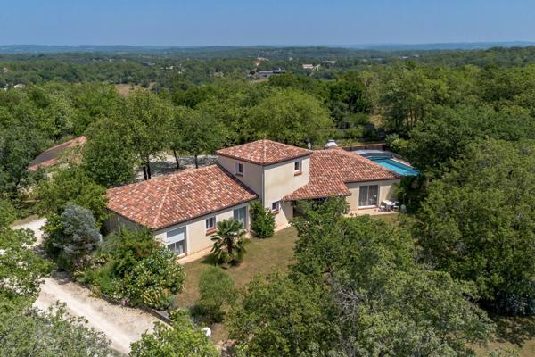 Secteur Cahors. Belle villa avec 4 chambres, piscine et 6670m² de terrain